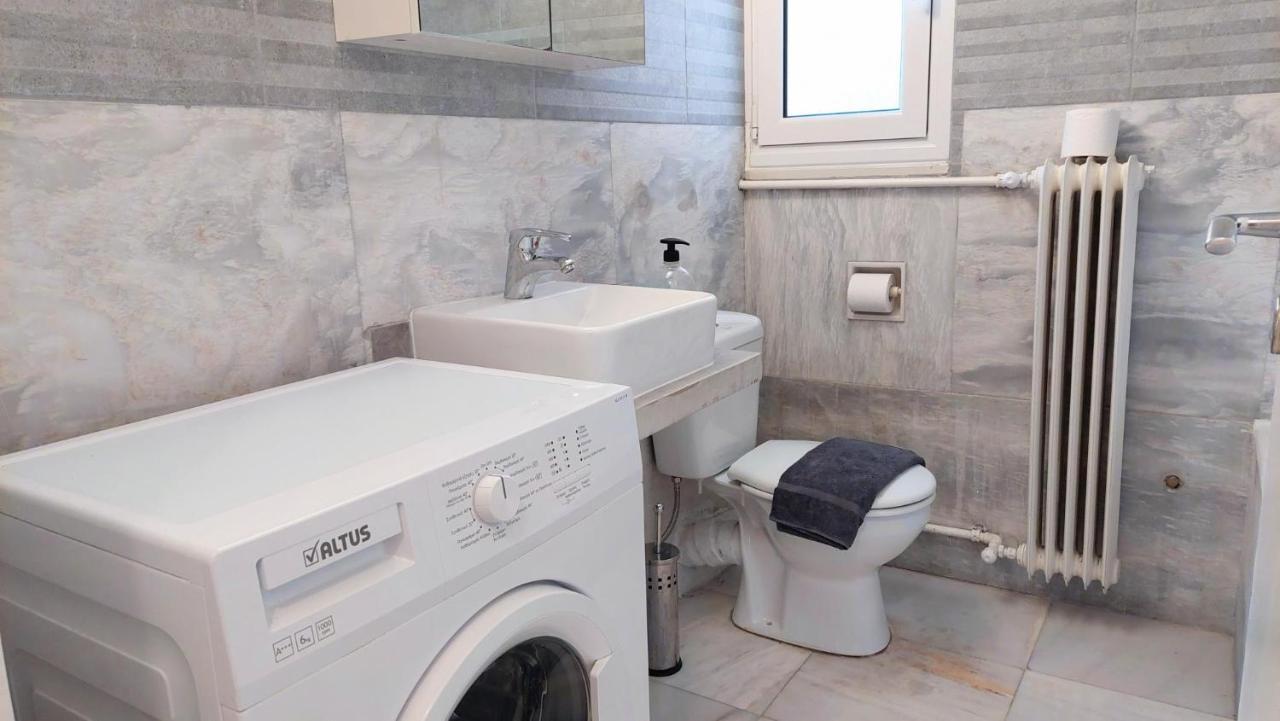Grand Apartment In Parliament Square Atenas Exterior foto