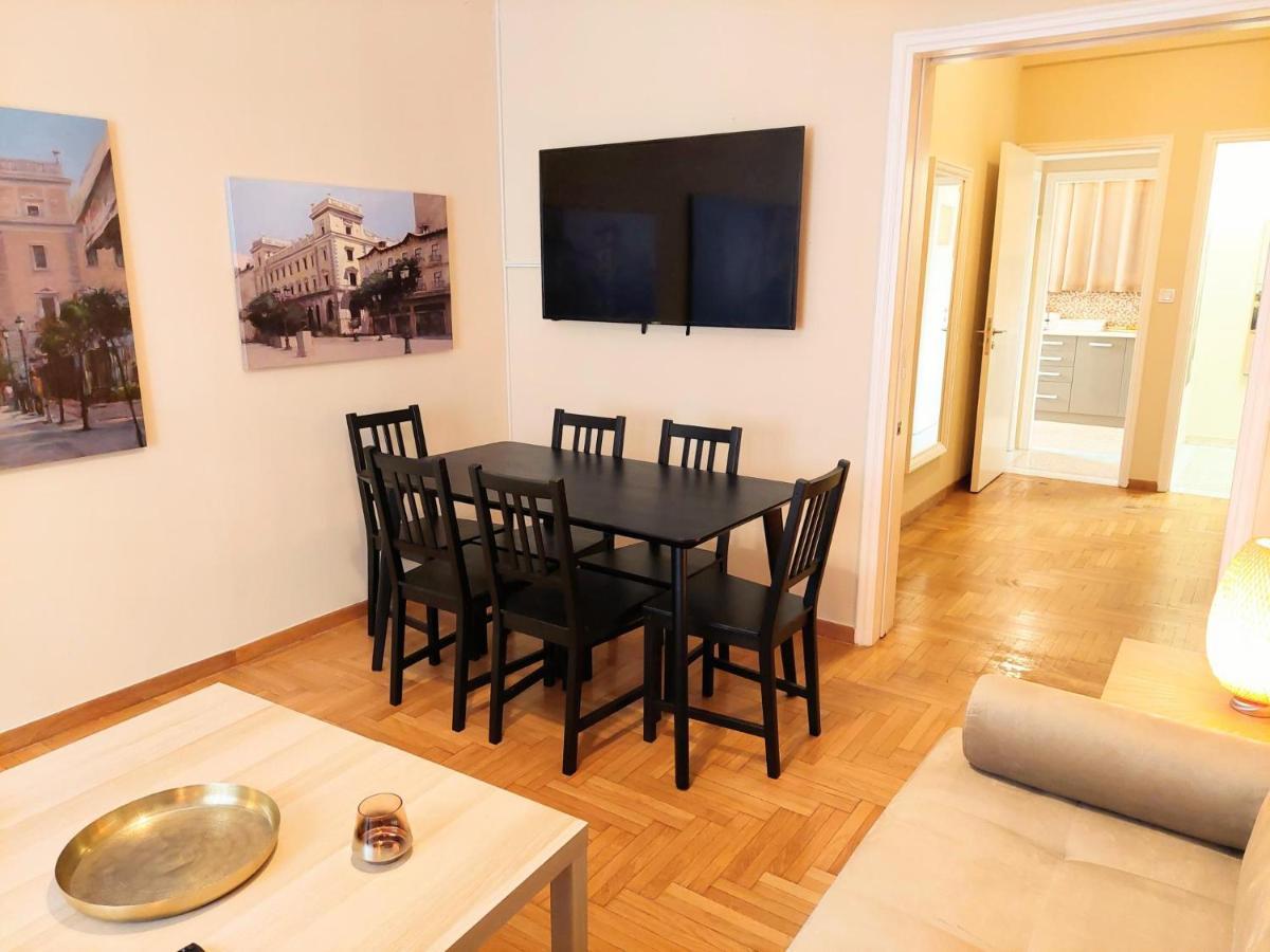 Grand Apartment In Parliament Square Atenas Exterior foto