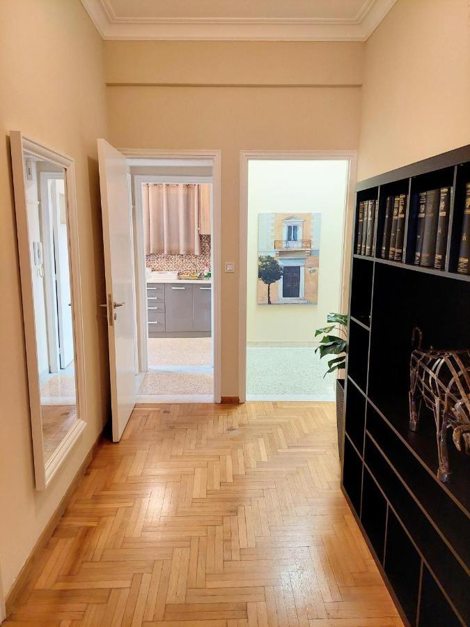Grand Apartment In Parliament Square Atenas Exterior foto