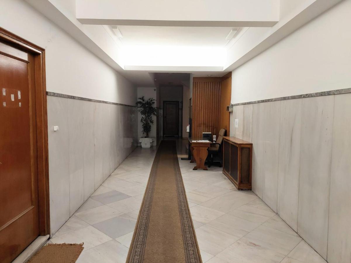 Grand Apartment In Parliament Square Atenas Exterior foto
