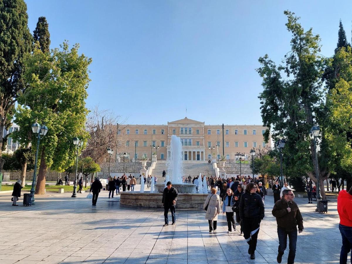 Grand Apartment In Parliament Square Atenas Exterior foto