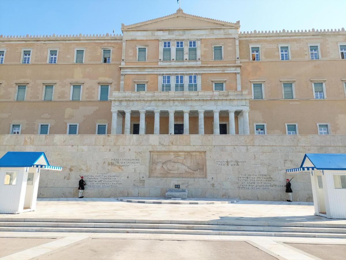Grand Apartment In Parliament Square Atenas Exterior foto