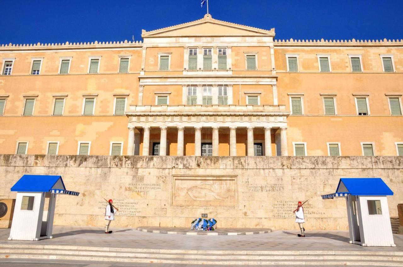 Grand Apartment In Parliament Square Atenas Exterior foto
